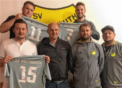 Die neue sportliche Führung beim SV Vogtareuth: Co-Spielertrainer Michael Kokocinski, Trainer Stefan Marlog, Co-Trainer Tobias Kufner und Abteilungsleiter Wolfgang Simonis (vorne von links); dahinter die Neuzugänge Matthias Schmid (links) und Johannes Dönicke.Foto SVV