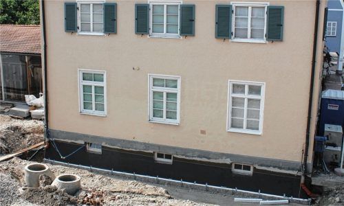 Die nördliche Kellerwand des Heimatmuseums ist jetzt im Zuge der Bahnhofsarbeiten neu gedämmt worden. Bei Starkregen drang dort massiv Feuchtigkeit ein. Deshalb konnten im Keller auch keine empfindlichen Objekte gelagert werden. Foto Weinzierl