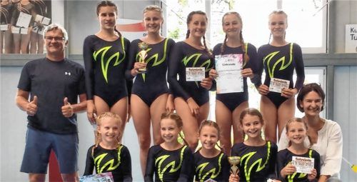 Die Obinger Mannschaften, Sieger in der Gauliga: Co-Trainer Karl Schuster, Nina Thusbaß, Luisa Preintner, Antonia Stadler, Franziska Giel, Marie Baumgartner (hinten von links), Maria Heimann, Hanna Kuck, Julia Meilinger, Lili Asanger, Lilo Obermeyer, Trainerin Ute Geber (vorne von links).