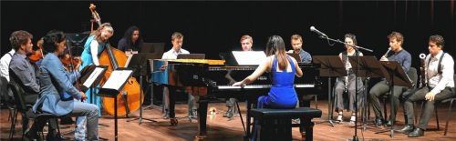 Die Pianistin Mélodie Zhao spielte inmitten ihrer zwölf Musiker-Freunde.Foto  Janka