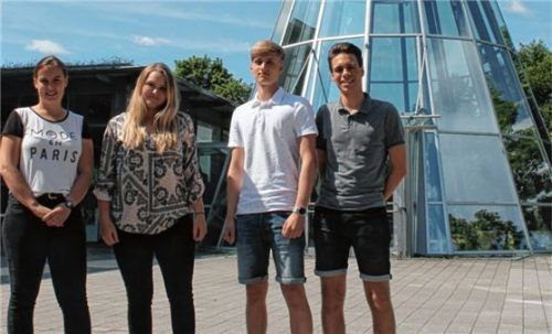 Die Schüler vom Gymnasium Waldkraiburg: Leonie Mannseicher (von links), Claire Eisler, Michael Huber und Dennis Uzon. Foto  leder