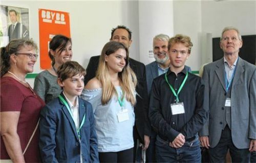 Die Sieger des Landesevents vorne (von links): Leo Callens, Katarina Reljic und Niklas Romanowski; hintere Reihe von links: Susanna Klein NFTE Bayern, Dr. Sabrina Lechler von Startup Teens, Ralph Kammermeier Steuerberater in Bad Aibling, Jürgen Frankholz Campusmanager EU Business School Munich, Thomas Ehrenfels Pädagogischer Beirat von NFTE Bayern.