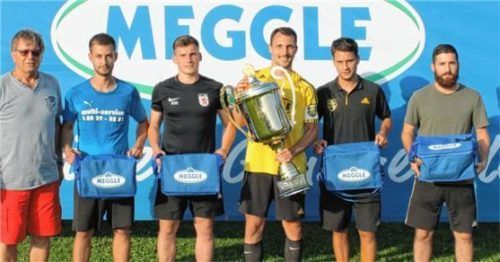 Die Spielführer der teilnehmenden Vereine bei der Siegerehrung mit Edlings Vorstand Klaus Weiß (links).