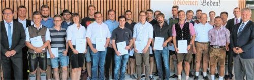 Die Staatspreisträger mit Lehrkräften, dem stellvertretenden Landrat Dieter Kannengießer (links), Innungs-Obermeister Thomas Pichler (Zweiter von links) sowie Schulleiter Jürgen Ersing (rechts) und seinem Stellvertreter Florian Dietz (Zweiter von rechts). Foto Baumann