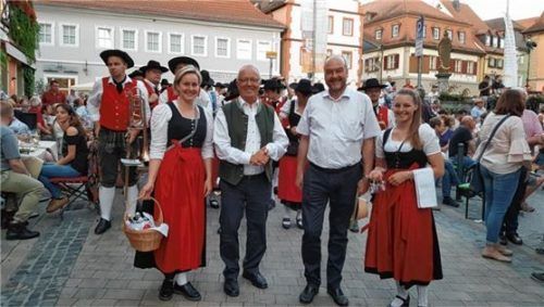 Die Stadtkapelle in Volkach: Zweiter Bürgermeister Anton Heindl (links) und Fördervereinsvorsitzender Stadtrat Dr. Wolfgang Bergmüller (rechts), umrahmt von zwei Marketenderinnen.Foto re