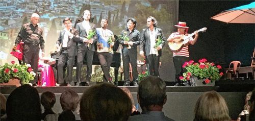 Die Tenöre des Abends: Aliahmad Ibrahimov, Jenish Ysmanov, Sergiu Saplacan, Luthando Qave, Mario Zhang und Victor Campos Leal (von links) ließen zusammen mit den beiden Gondoliere von „Duosolemio“ die Freude an der Musik und dem Gesang auf die Zuhörer überspringen. Foto  Mischi