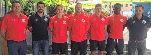 Die vier Neuzugänge des TSV 1860 Rosenheim wurden am Samstag bei der Teampräsentation vorgestellt. Von links: Hansjörg Kroneck, Sportlicher Leiter, Trainer Thomas Kasparetti, Sebastian Hölzl, Moritz Moser, Laurin Demolli, Alexis Fambo und Co-Trainer Gerald Straßhofer. Fotos  Neumeier