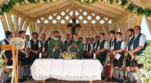 Die Wertacher Burschen mit Pater Richard am Altar im Freien.