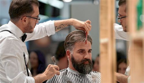Die Wiederentdeckung des Barbiers, eine zunehmend männliche Klientel und eine Zunahme an männlichen Azubis könnten dem Friseurhandwerk neuen Auftrieb verleihen – auch in der Region. Im Bild: Teilnehmer der Deutschen Meisterschaft der Barbiere. Foto dpa