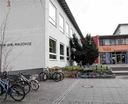 Die Wilhelm-Leibl-Realschule in Bad Aibling wird nach dem einstimmig bekundeten Willen des Kreisausschusses umgebaut und generalsaniert.Foto Reisner