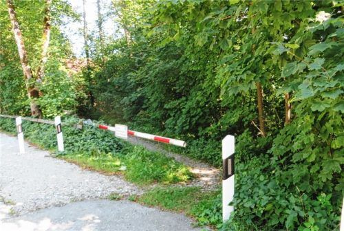 Dienstagnachmittag, die Rettungszufahrt: Halteverbotsschilder sind wieder verschwunden.