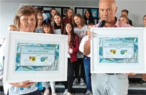 Direktorin Hanna Kovach und Rektor Max Schweiger besiegeln die Partnerschaft.Foto Ammelburger