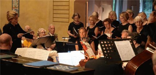 Dirigierte nicht nur, sondern sang auch selbst: Sieglinde Zehetbauer (links).Foto  Auer