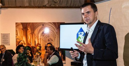 Dr. Sebastian Spörers Impulsvortrag vor den 250 Gästen des Wirtschaftsempfangs auf Gut Ising drehte sich um die Motivation und die „Biologie des Glücks“. Fotos Effner (1), re
