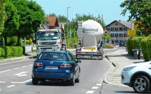 Eigentlich sollte der Schwerlastverkehr nicht mehr durch Pang und Aising rollen, sondern über die Kufsteiner und Miesbacher Straße. Die dortigen Ampeln und die Bemautung der Kufsteiner Straße für Lkw schrecken viele Fahrer jedoch ab, sodass nach wie vor viel Lkw-Verkehr durch die Panger Straße fährt.Foto Aerzbäck