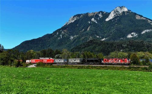 Ein Güterzug bei Einöden auf dem Weg durchs Inntal, im Hintergrund thront der Heuberg.Foto  schneider