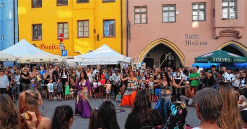 Ein Hauch von „1001 Nacht“ wehte beim Nationenfest durch die Herrengasse, als die Bauchtanzkünstlerinnen von El Sharkiat die Straße zur Bühne machten. Foto Weithofer