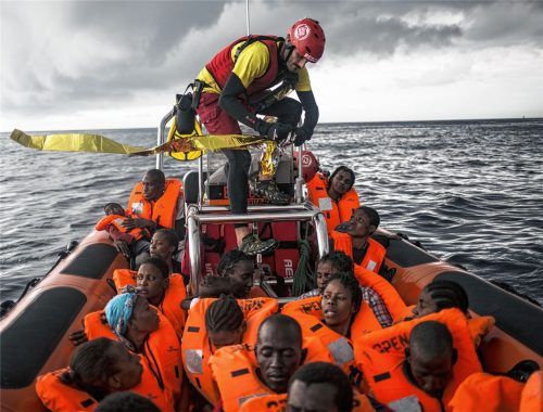 Ein Helfer öffnet eine Rettungsdecke für Flüchtlinge, die von Mitgliedern der spanischen Nichtregierungsorganisation „Pro Activa Open Arms“ gerettet wurden.Foto dpa