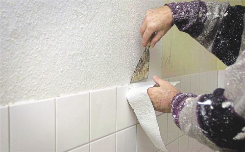Ein Klassiker in fast jeder Wohnung: Fliesen und Wände müssen in der Regel nach ein paar Jahren renoviert werden. Foto dpa/Stratmann