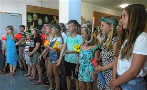 Ein Lied von den „Baderegeln“ sang der Schulchor der Taufkirchner Schule bei der Abschlussveranstaltung der Aktion.Foto  fill