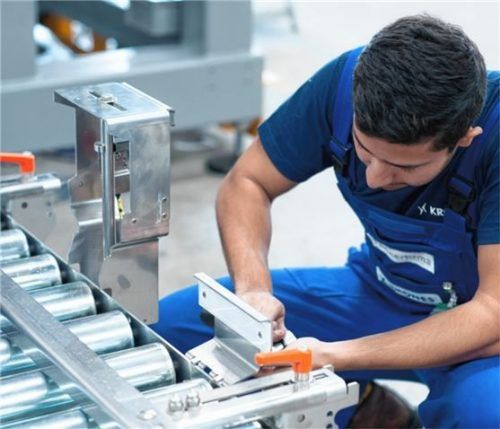 Ein Mitarbeiter im Krones-Werk Rosenheim bei der Montage an einer Anlage. Dem Standort geht es gut. Foto re
