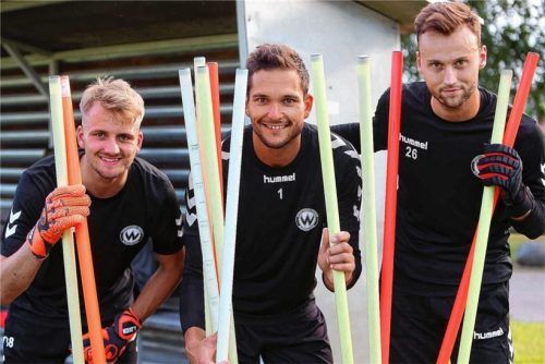 Ein neues Torhüter-Trio präsentierte der SV Wacker Burghausen mit Ludwig Zech, Egon Weber und Raif Husic (von links).Foto Butzhammer