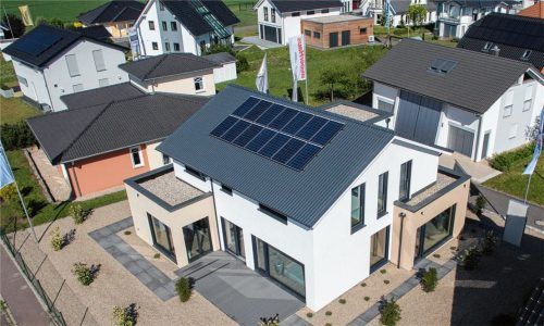 Ein Park voller Musterhäuser.  Nachdem der Europäische Gerichtshof die deutsche Honorarordnung für Architekten und Ingenieure gekippt hat, befürchtet die Bayerische Architektenkammer einen „Verfall der Baukultur“. Fotos dpa, Eckert