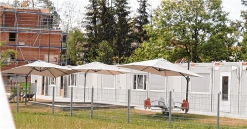 Ein Provisorium, das noch eine Weile gebraucht wird: Die Container am Kalander müssen stehen bleiben, bis eine weitere Kita gebaut ist.Foto  Grundner