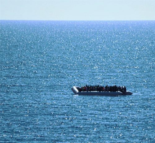 Ein Schlauchboot mit Schiffbrüchigen treibt im Mittelmeer. Foto dpa