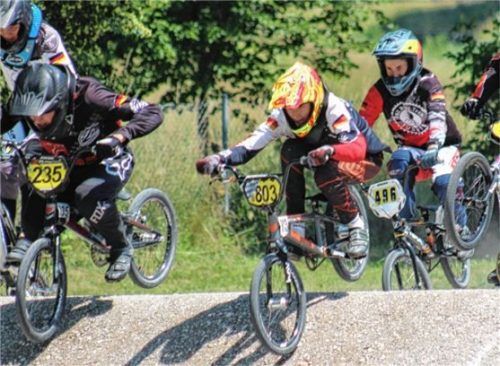 Ein starker Julius Fahninger (Nummer 803) vom Maloja-BMX-Team aus Kolbermoor wurde Zweiter beim Bayernliga-Rennen in Weilheim und übernahm damit die Führung in der Gesamtwertung in der Gruppe Boys 15/16.Foto Lang