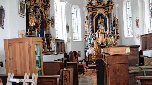 Ein ungewohntes Bild im Inneren der Kirche: Schränke, Truhen und Schubladen sind aufgereiht. Nach der Behandlung mit Gas sollen alle Gegenstände wieder frei vom Holzwurm sein. Fotos  meier