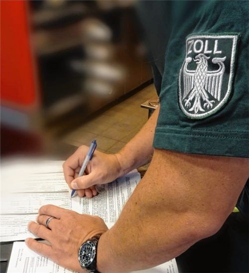 Ein Zollbeamter aus Rosenheim kontrolliert Dokumente von Gastronomie-Beschäftigten. Im Juni überprüfte der Zoll 45 Hotels und Gaststätten in der Region. Eine Sprecherin sagt, grobe Verstöße gegen das Gesetz seien eher selten.Foto  re