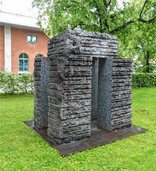 Eine archaische Steinskulptur hat Rudl Endriß mit seinem Dolmen aus dem Jahre 2002 geschaffen. Derzeit steht das Kunstwerk im Grünstreifen vor dem Lokschuppen.Foto Frick