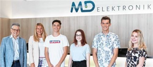 Eine Ergänzung zur Berufs- und Studienorientierung an der Schule bietet ein neues Kooperationsprojekt zwischen MD Elektronik und dem Gymnasium, das in diesem Schuljahr startete (von links): Schulleiter Helmut Wittmann, Leiter Gymnasiums, Karin Rückerl, Personalwesen MD, die Schüler Thomas Enge, Barbara Münch, Simon Schlagmann und Tina Döllel, Auszubildende zur Industriekauffrau.Foto  MD