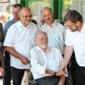 Gratulanten aus nah und fern