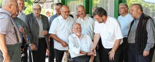 Eine große Schar an Gratulanten versammelte sich um Pater Leonhard Dietrich von den Salesianern Don Bosco.Foto hpf