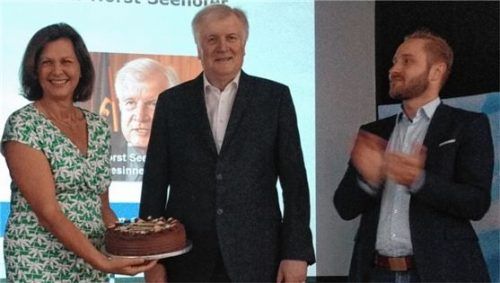 Eine Torte zum Geburtstag: Daniel Artmann (rechts) und Ilse Aigner überreichten dem Jubilar Horst Seehofer die Leckerei bei der Bezirksversammlung zu seinem 70. Geburtstag.