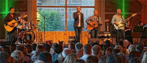Eine überzeugende Zusammenarbeit zwischen Folk-Musikern und klassischen Streichern. Foto Pillatzky