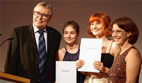 Eine Urkunde für die Besten: Schulleiter Thomas Seidel und die stellvertretende Schulleiterin Victoria Plank (rechts) mit den Preisträgerinnen Theresa Püschel (Zweite von links) und Nina Drolle. Foto Witte