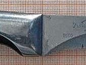 Mann fuchtelt mit Messer herum