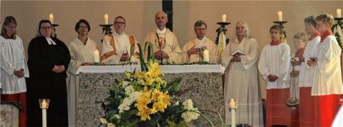 Eingerahmt von Ministranten die evangelische Vikarin Anne-Katrin Streek, Gemeindeassistentin Manuela Bauer, Diakon Thomas Jablowsky, Pfarrer Helmut Kraus, Monsignore Peter Lederer und Gemeindereferentin Barbara Weidenthaler (von links).Foto re