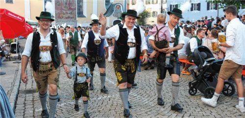Einmarsch der Mitwirkenden (von links). Voran Festleiter Hans Astner mit seinem Sohn, Neubeuerns Zweiter Bürgermeister Martin Schmid und der Erste Vorsitzende der Musikkapelle, Georg Spatzier, mit Sohn. Fotos Reischl-Zehentbauer