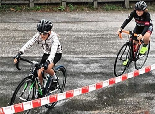Emily Wagenstetter (rechts) lieferte ein starkes Rennen ab.