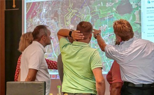 Engagierte Diskussionen gab es unter den Gemeinderäten und Bürgern über die Grobtrassenentwürfe.Foto thomae