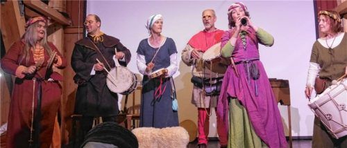 Enorme Vielfalt an Instrumenten (von links): Lottie Margiono (Schellentrommel), Karel Barten (Trommel), Helma Hartman (Schellentrommel), Berrie Hendriksen (Trommel), Karien Welling (Chalumeau) und Stephanie Laddrak (Trommel).Foto  Kirchner