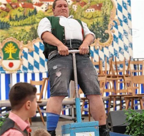Er war am Ende nicht zu schlagen: Florian Hoiß hob den Stein mit einem Gesamtgewicht von 250 Kilogramm elf Zentimeter heraus.
