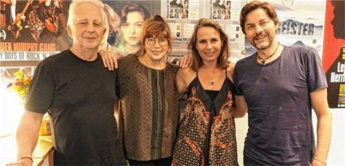 Erfolgreiche Kooperation: (von links) Christoph Loster, Betreiber des Trostberger Stadtkinos, Sängerin Katja Ebstein, Organisatorin Marie Theres Kroetz-Relin und Regisseur Hans Steinbichler. Foto re