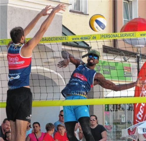 Erster Auftritt in Mühldorf: Der Neuzugang der Mühldorfer ersten Herrenmannschaft, Dennis Nelson (rechts).