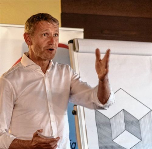 „Es gibt immer mehrere Sichtweisen auf ein Problem“: Diesen für ihn wichtigen Satz demonstrierte Rainer Auer mit einem sogenannten Vexierbild. Foto Thomae