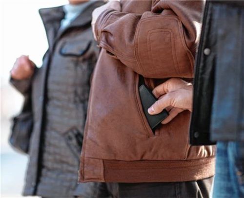 Es passiert blitzschnell und ohne dass das Opfer etwas merkt: Der Taschendieb agiert fingerfertig und geschickt. Seine Hochzeit ist die Ferienzeit. Die Polizei gibt Tipps, wie sich der Urlauber davor und vor anderen Ganovenstücken schützen kann.Foto Polizei